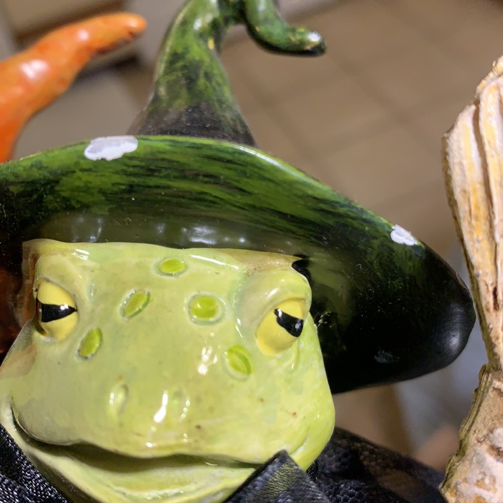 SOLD-Mark Roberts collectibles Dancing Frogs dressed like witches Halloween - Picture 12 of 13